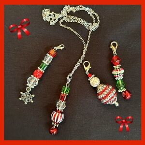 🌲NWOT ~ CHRISTMAS NECKLACE CHARMS BUNDLE ~ GLITZY RED & GREEN